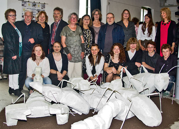 Gruppenbild mit Rieseninsekten